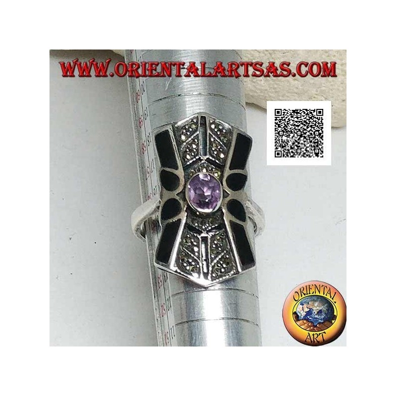 Anillo de plata con amatista natural ovalada en un marco cuadrado con decoración de marcasita y ónice en los lados