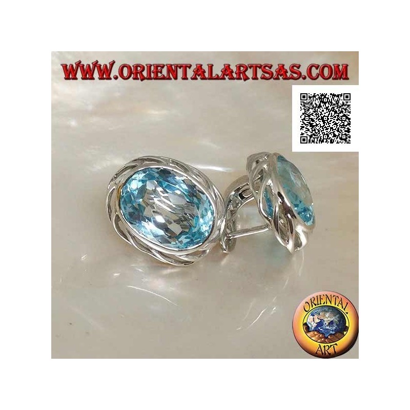 Boucles d'oreilles lobe en argent avec topaze ovale bleue avec armure ajourée sur les côtés et fermeture à levier