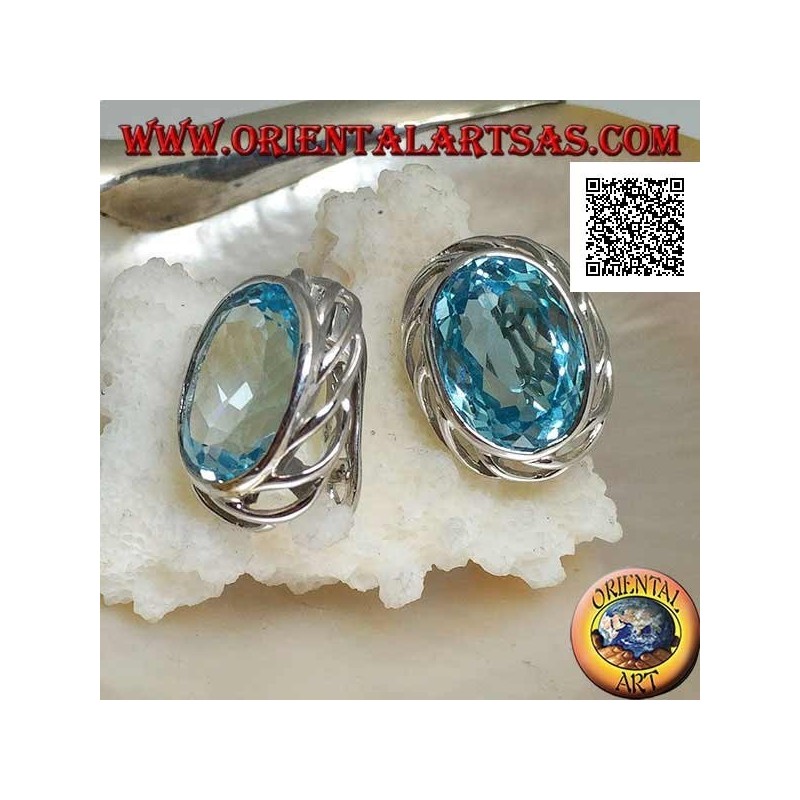 Orecchini in argento a lobo con blu topazio ovale su con intreccio traforato sui lati e chiusura a leva