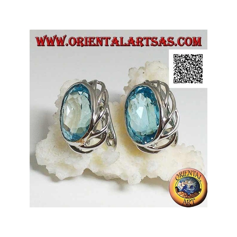 Orecchini in argento a lobo con blu topazio ovale su con intreccio traforato sui lati e chiusura a leva