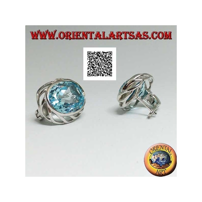 Silberne Ohrringe mit blauem ovalem Topas mit durchbrochenem Gewebe an den Seiten und Hebelverschluss