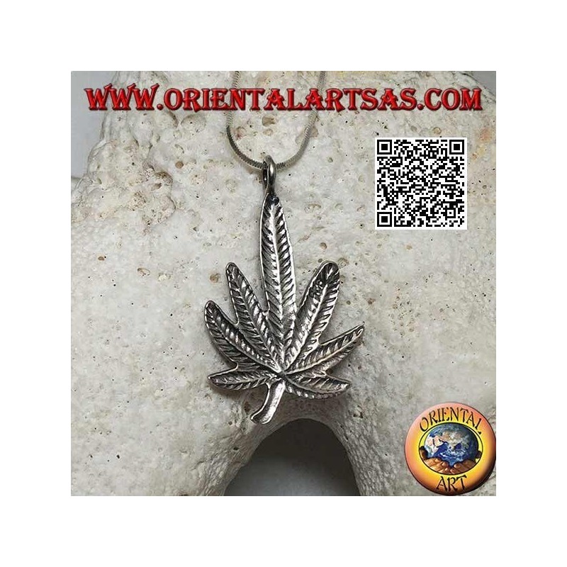 Colgante de plata con forma de hoja de marihuana con turquesa central ovalada