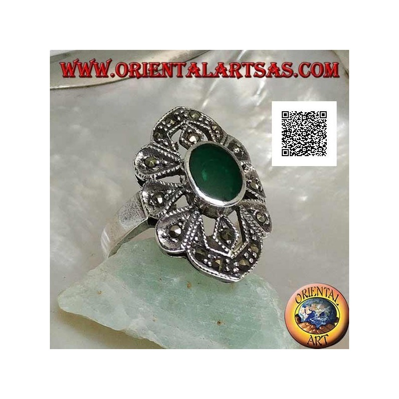 Anello in argento con agata verde ovale su montatura a forme geometriche con marcassite