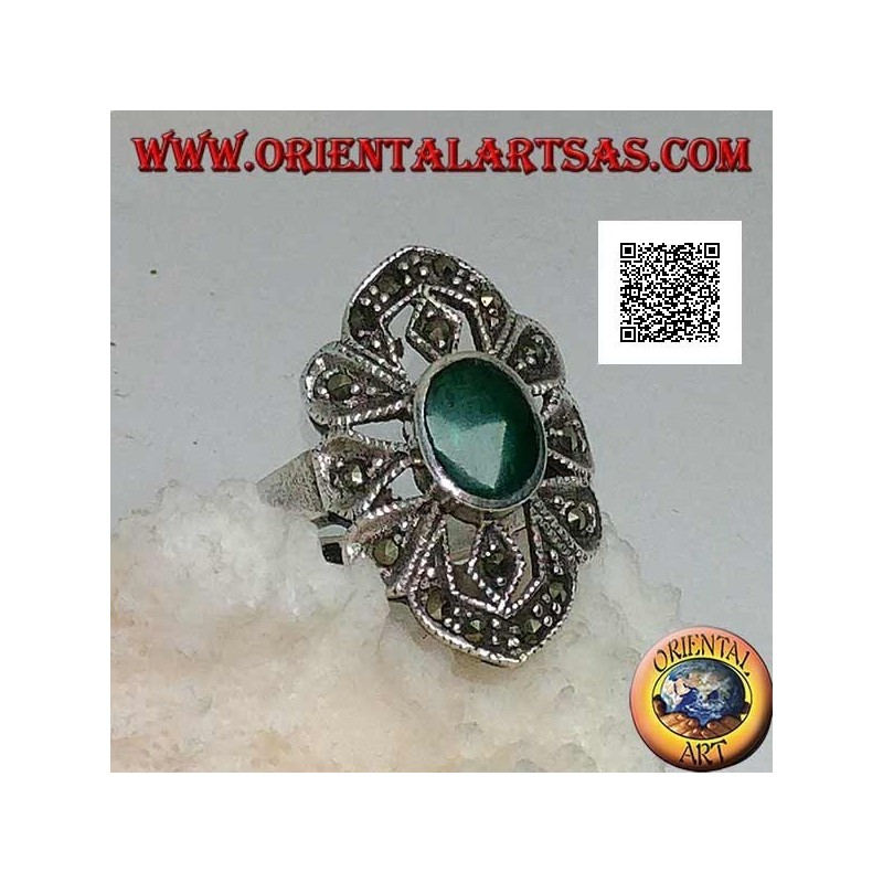 Bague en argent avec agate verte ovale sur un cadre de forme géométrique avec marcassite