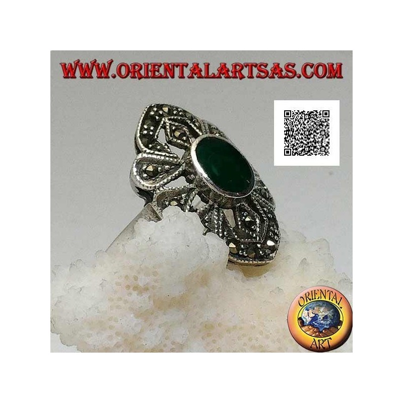 Anillo de plata con ágata verde ovalada en un marco de forma geométrica con marcasita