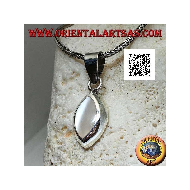Ciondolo in argento con madreperla a navetta su montatura liscia ed essenziale