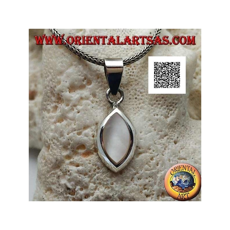 Silver pendant with shuttle mother of pearl on a smooth and essential setting