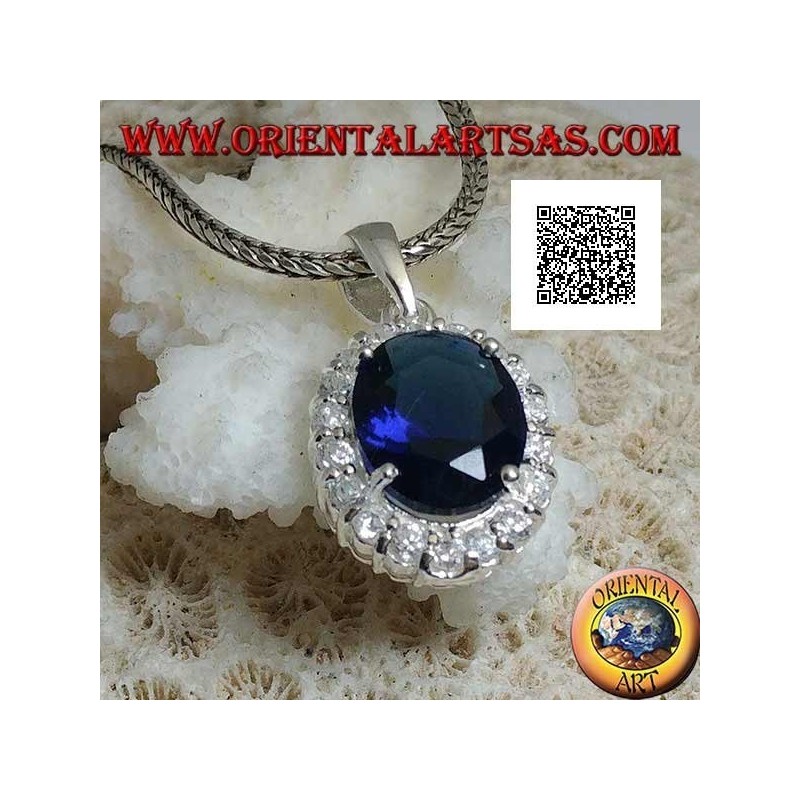 Colgante de plata con circón ovalado de zafiro engastado con circonitas blancas.