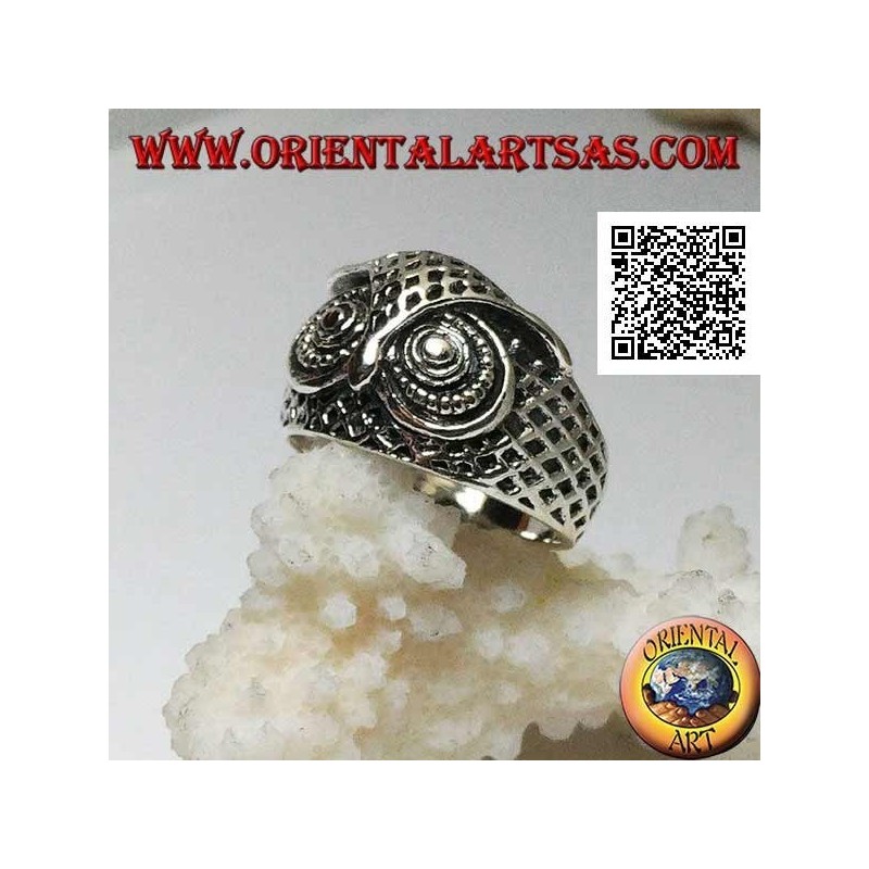 Anello in argento a forma di testa di gufo con occhi decorati a intagli