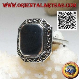 Bague en argent avec onyx rectangulaire biseauté aux coins entouré de marcassite