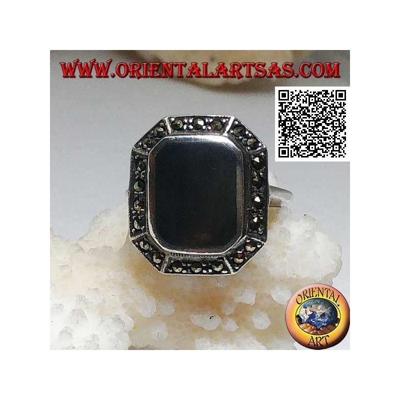 Anillo de plata con ónix rectangular biselado en las esquinas rodeado de marcasita