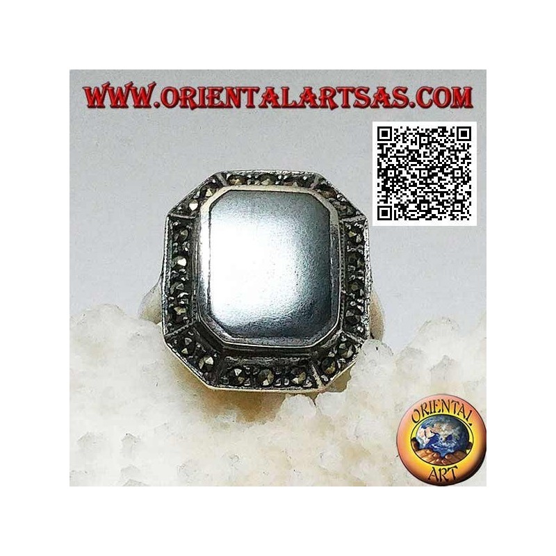 Anillo de plata con ónix rectangular biselado en las esquinas rodeado de marcasita