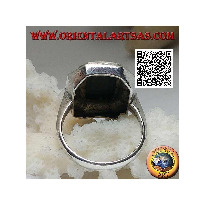 Bague en argent avec onyx rectangulaire biseauté aux coins entouré de marcassite