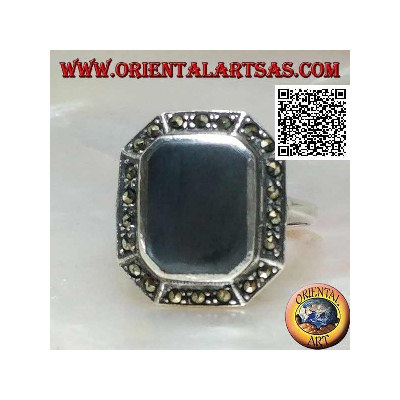 Bague en argent avec onyx rectangulaire biseauté aux coins entouré de marcassite