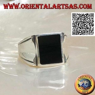 Anillo de plata con ónix rectangular en un marco liso con hueco central en los lados
