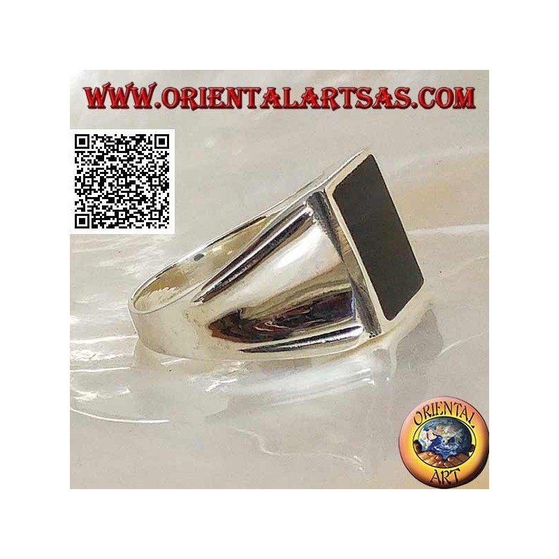 Silberring mit rechteckigem Onyx auf einem glatten Rahmen mit zentraler Vertiefung an den Seiten