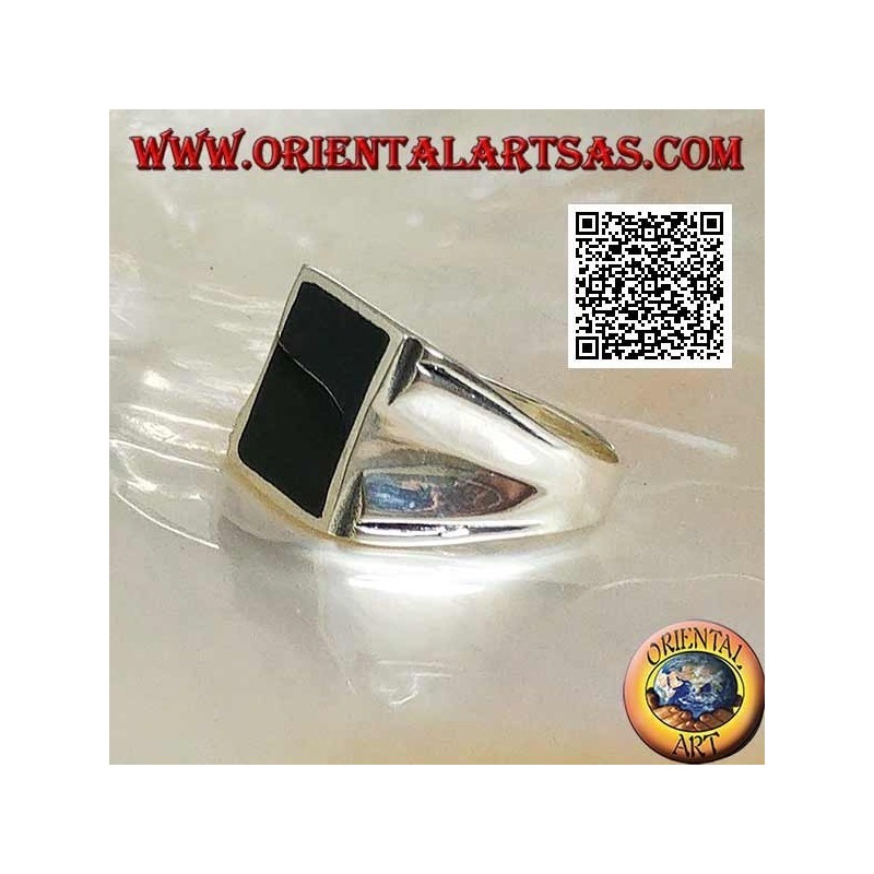 Bague en argent avec onyx rectangulaire sur une monture lisse avec un creux central sur les côtés