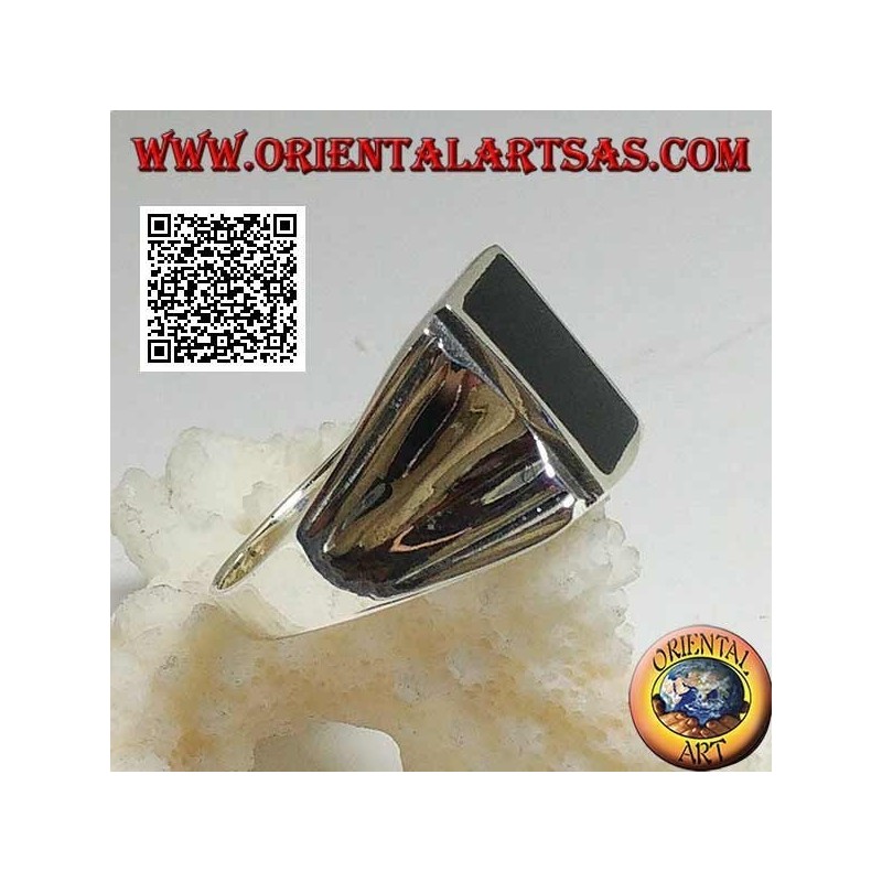 Bague en argent avec onyx rectangulaire sur une monture lisse avec un creux central sur les côtés