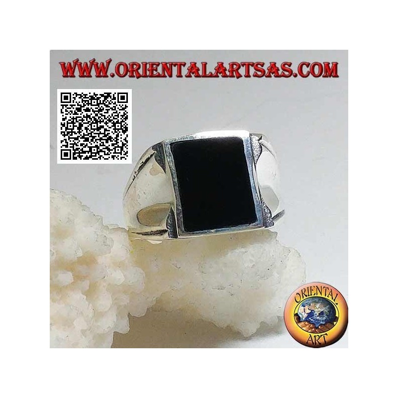 Silberring mit rechteckigem Onyx auf einem glatten Rahmen mit zentraler Vertiefung an den Seiten