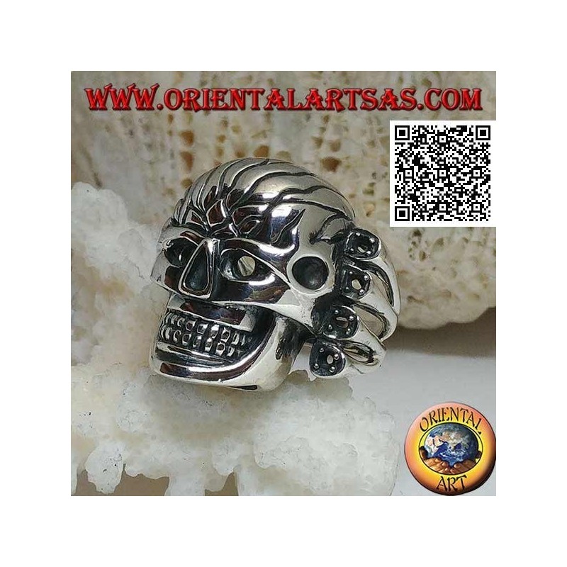 Bague en argent, grande tête de mort avec devant sculpté soutenu par 4 os sur le côté