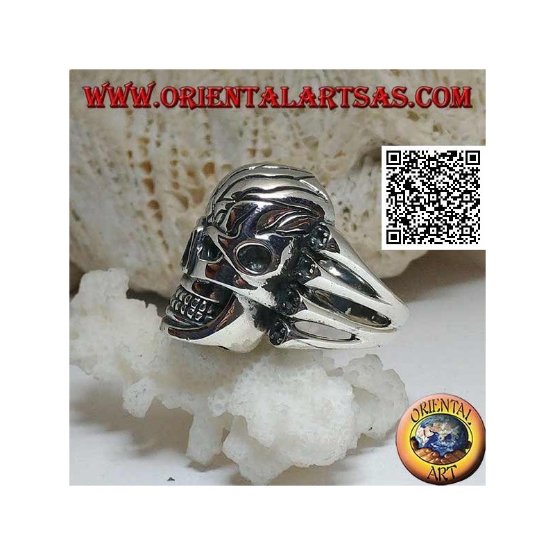 Bague en argent, grande tête de mort avec devant sculpté soutenu par 4 os sur le côté