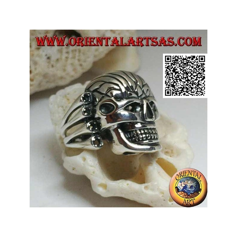Bague en argent, grande tête de mort avec devant sculpté soutenu par 4 os sur le côté