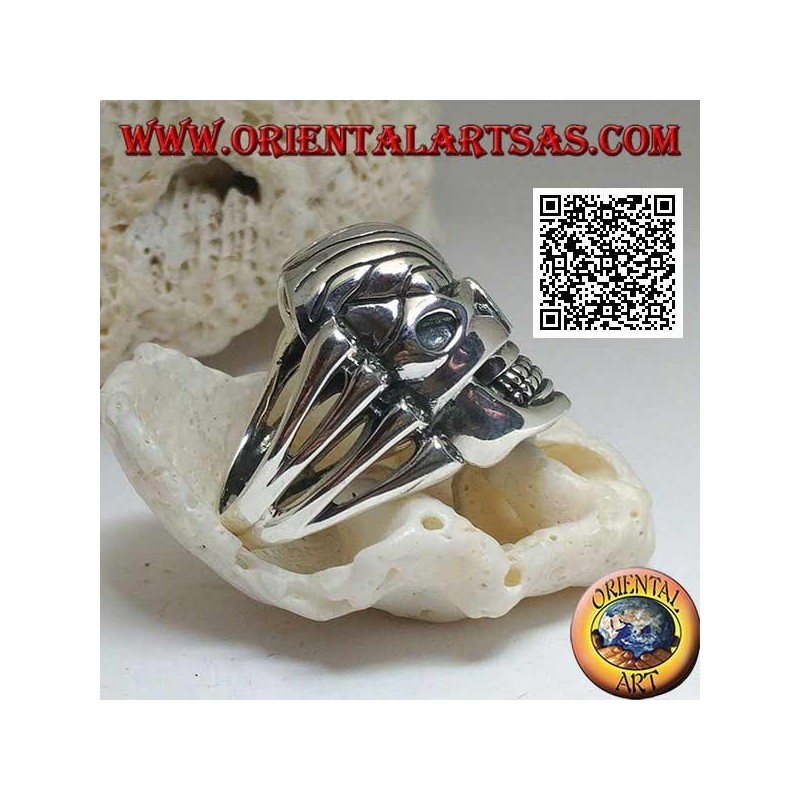 Silver ring, large skull with carved front supported by 4 bones on the side
