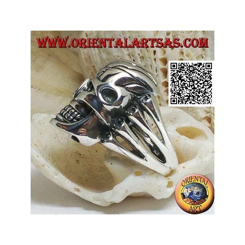 Silver ring, large skull with carved front supported by 4 bones on the side