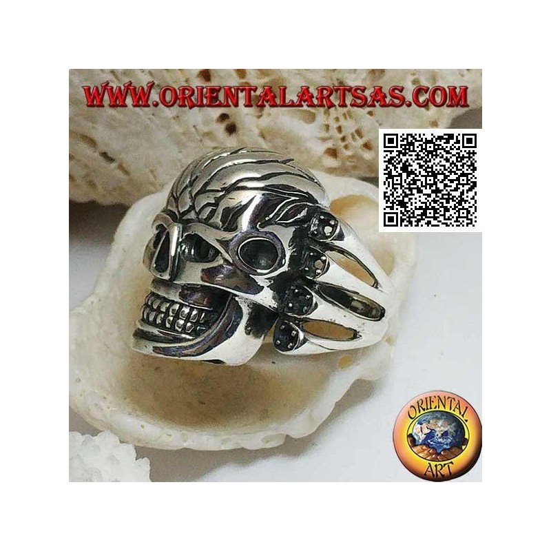 Anello in argento, teschio grande con fronte intagliata retto da 4 ossa sui lata