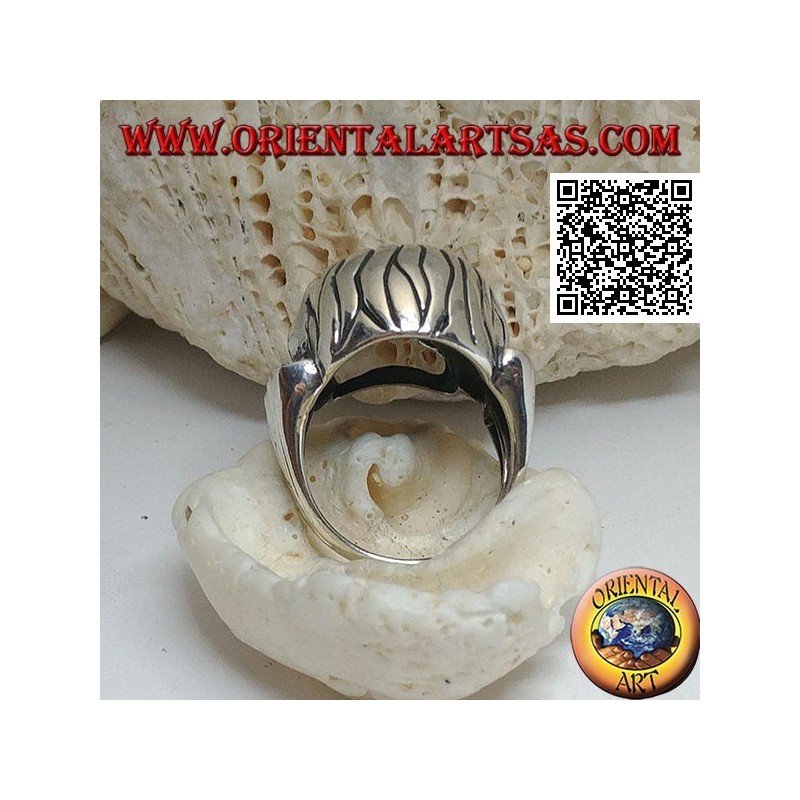 Anillo de plata, cráneo grande con frente tallado sostenido por 4 huesos en el costado