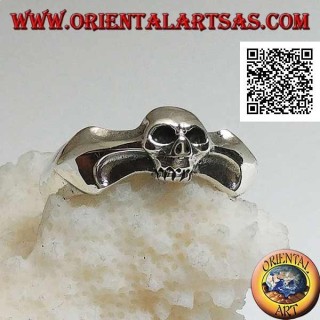 Anello in argento, teschio piccolo su un osso a freccia bidirezionale