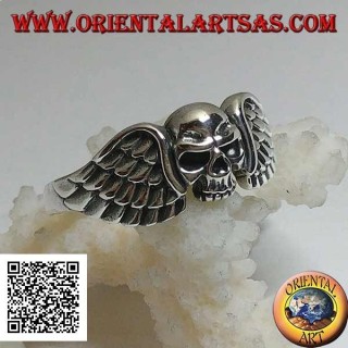 Anillo de plata, calavera sin mandíbula entre las alas