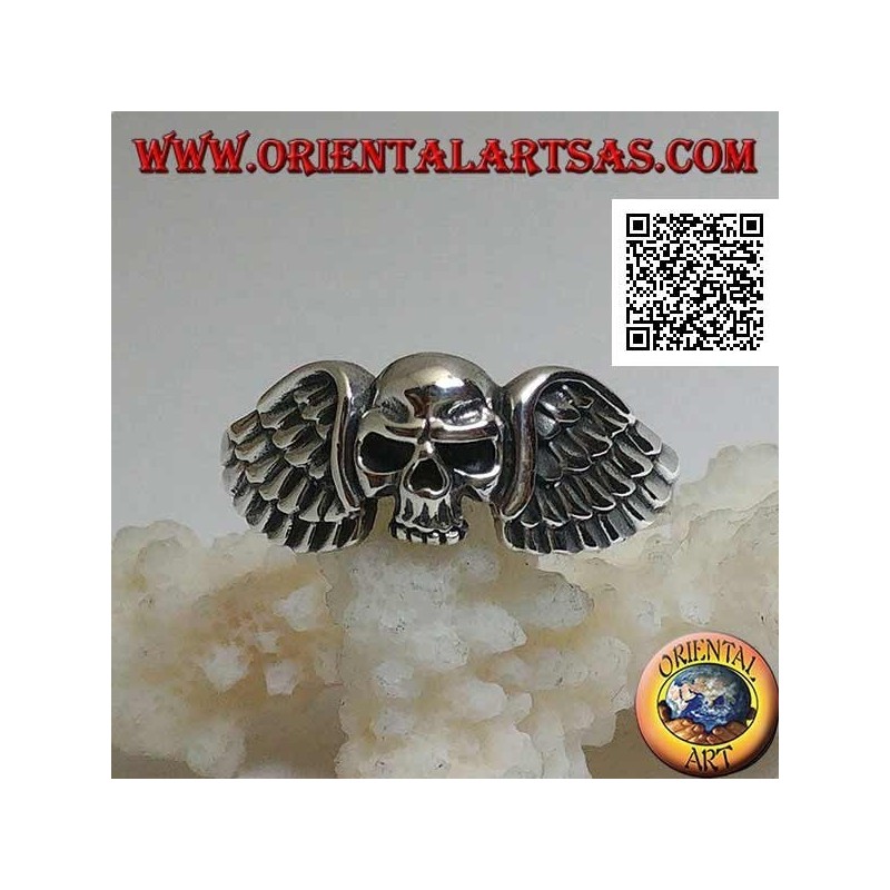 Anillo de plata, calavera sin mandíbula entre las alas