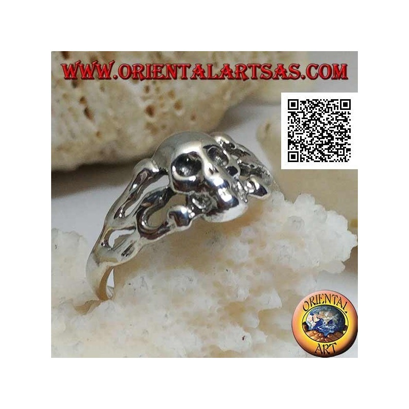 Anillo de plata, cráneo liso sostenido por tres huesos a los lados.