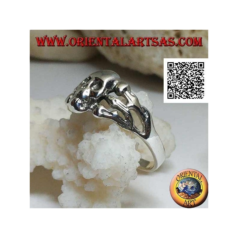Silver ring, smooth skull supported by three bones on the sides