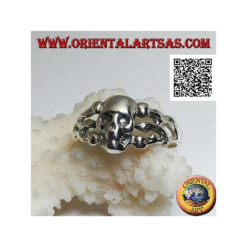 Anillo de plata, cráneo liso sostenido por tres huesos a los lados.