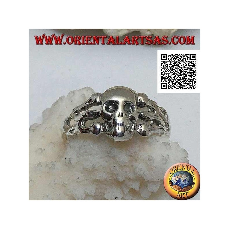 Anello in argento, teschio liscio sorretto da tre ossa sui lati