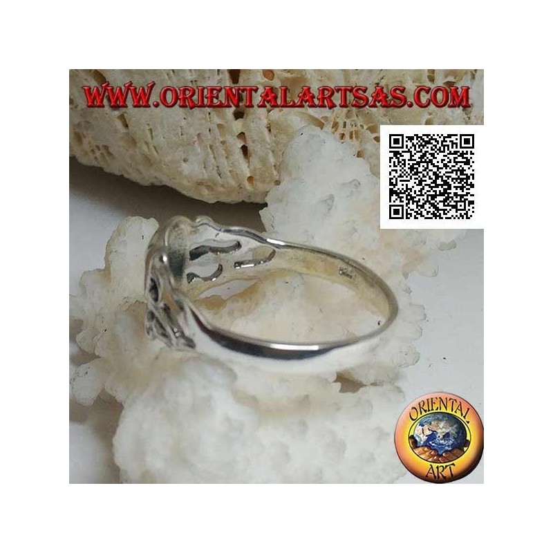 Silver ring, smooth skull supported by three bones on the sides