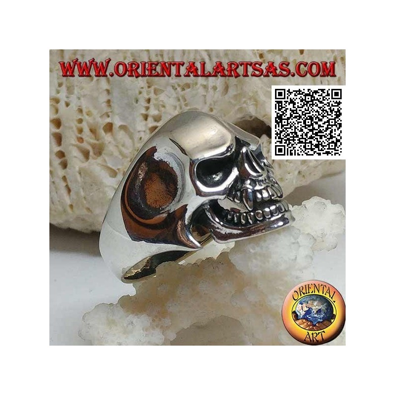 Anillo de plata, cráneo de vampiro con afilados dientes caninos y templos cóncavos