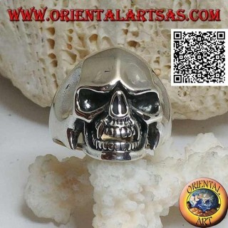 Silver ring, vampire skull with sharp canine teeth and concave temples