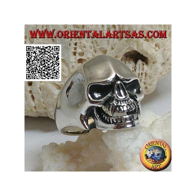 Bague en argent, crâne de vampire avec des canines acérées et des tempes concaves