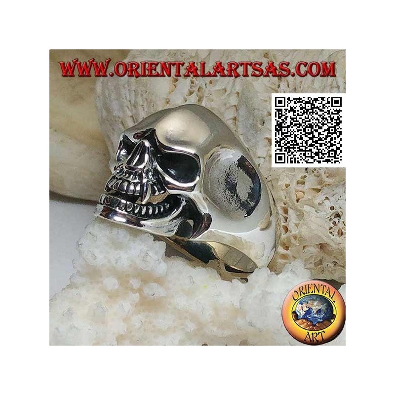 Silver ring, vampire skull with sharp canine teeth and concave temples