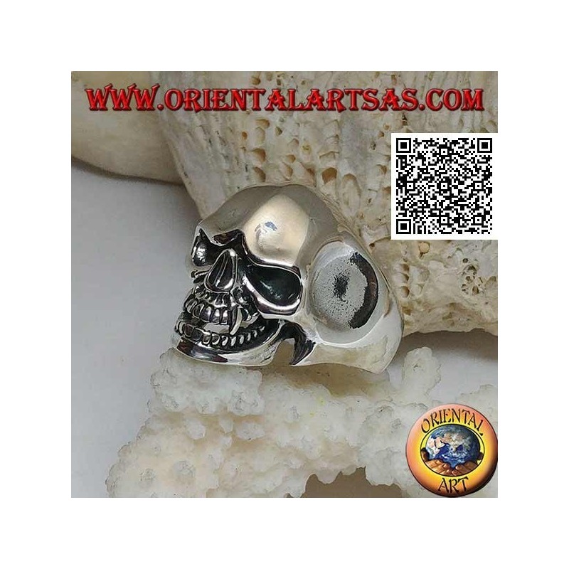 Anillo de plata, cráneo de vampiro con afilados dientes caninos y templos cóncavos