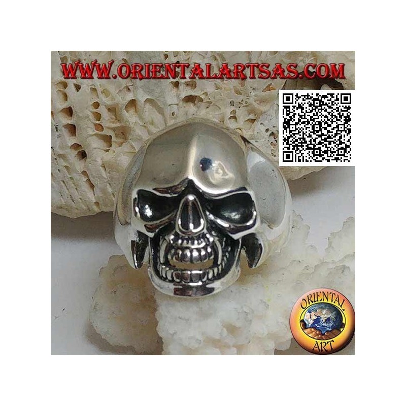 Bague en argent, crâne de vampire avec des canines acérées et des tempes concaves