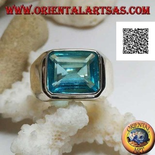 Silberring mit rechteckigem horizontalem blauem Topas auf einem glatten Rahmen