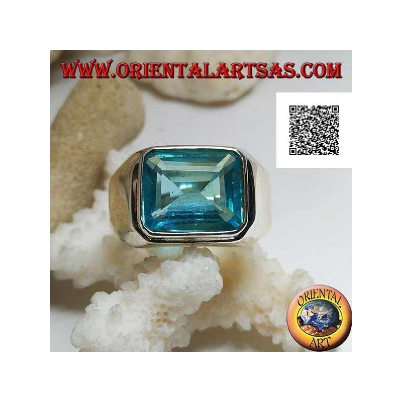 Silberring mit rechteckigem horizontalem blauem Topas auf einem glatten Rahmen