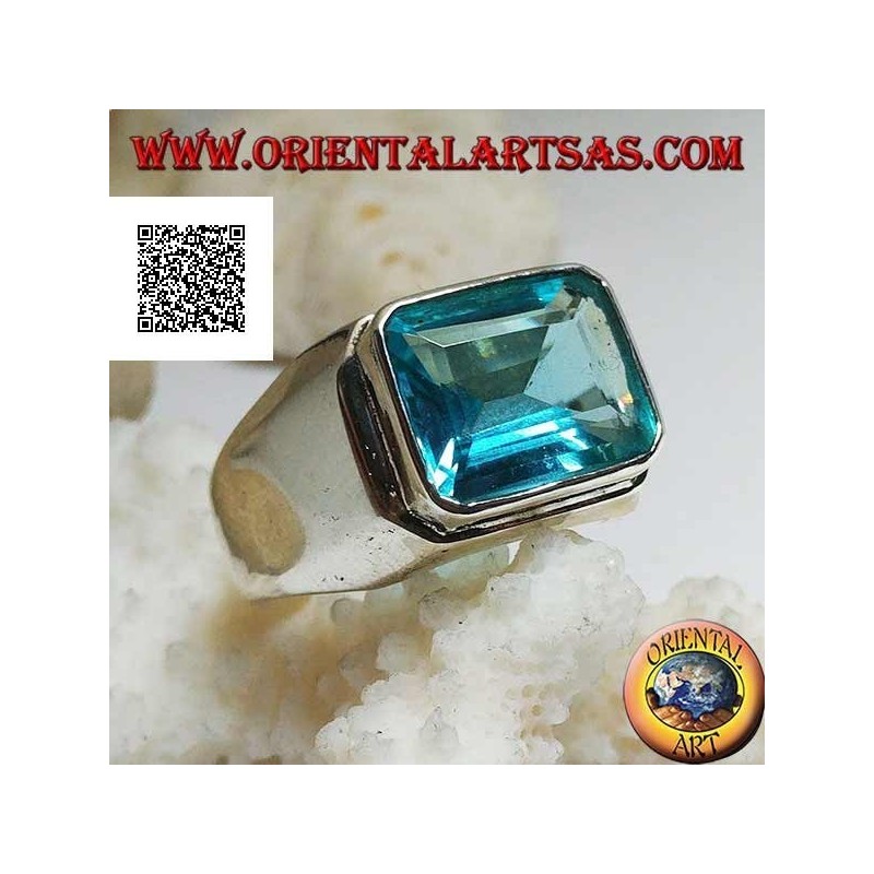 Anillo de plata con topacio azul horizontal rectangular elevado sobre un marco liso