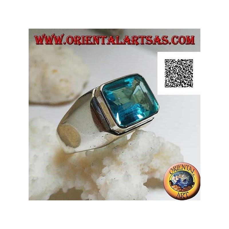 Anillo de plata con topacio azul horizontal rectangular elevado sobre un marco liso