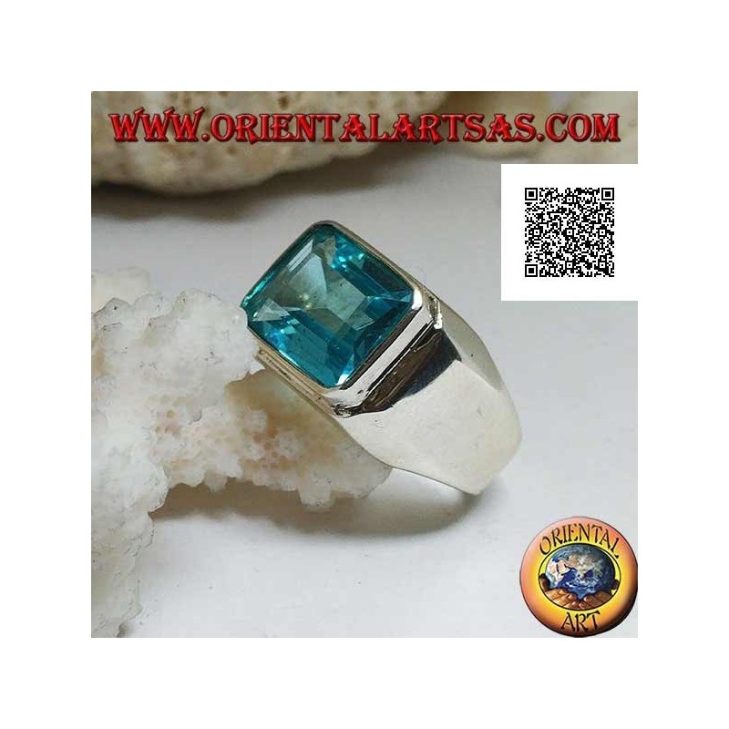 Bague en argent avec topaze bleue horizontale rectangulaire élevée sur une monture lisse