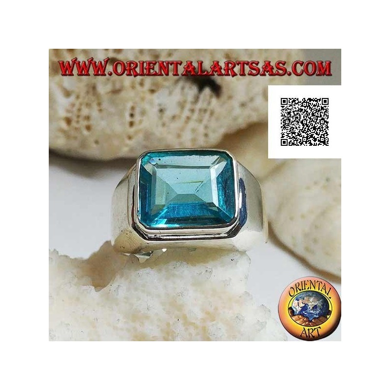 Anillo de plata con topacio azul horizontal rectangular elevado sobre un marco liso